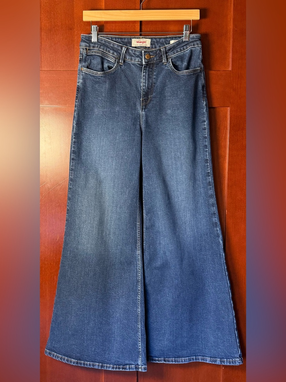 Wrangler High Rise Wide Leg Flare Jeans Medium Wash Size 8 29x30 EUC